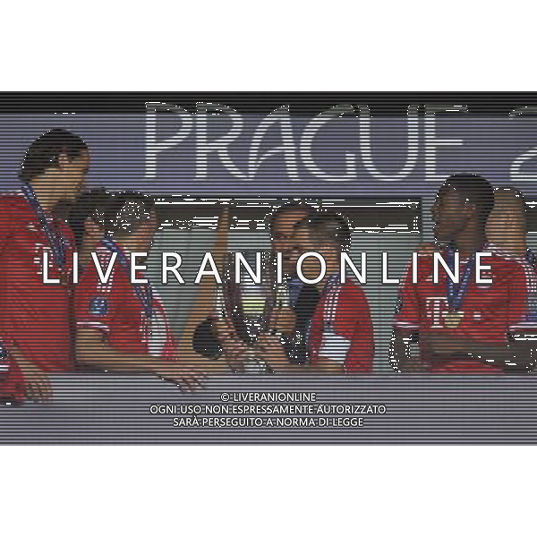 2013.08.30 PRAGA PILKA NOZNA SUPER PUCHAR EUROPY 2013 FOOTBALL UEFA SUPERCUP 2013 FC BAYERN MONACHIUM - FC CHELSEA LONDYN N/Z PUCHAR MEDAL DEKORACJA FRANCK RIBERY PHILIPP LAHM MICHEL PLATINI FOTO LUKASZ LASKOWSKI / PRESSFOCUS NEWSPIXPL --- Newspix.pl AG ALDO LIVERANI SAS ONLY ITALY *** Local Caption *** www.newspix.pl mail us: info@newspix.pl call us: 0048 022 23 22 222 --- Polish Picture Agency by Ringier Axel Springer Poland
