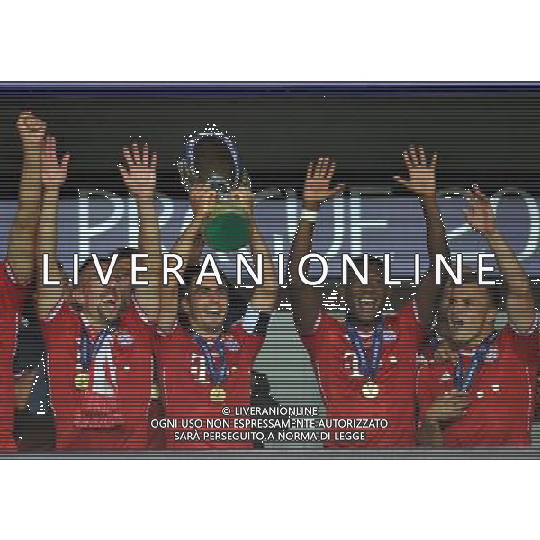 2013.08.30 PRAGA PILKA NOZNA SUPER PUCHAR EUROPY 2013 FOOTBALL UEFA SUPERCUP 2013 FC BAYERN MONACHIUM - FC CHELSEA LONDYN N/Z PUCHAR MEDAL DEKORACJA FRANCK RIBERY PHILIPP LAHM FOTO LUKASZ LASKOWSKI / PRESSFOCUS NEWSPIXPL --- Newspix.pl AG ALDO LIVERANI SAS ONLY ITALY *** Local Caption *** www.newspix.pl mail us: info@newspix.pl call us: 0048 022 23 22 222 --- Polish Picture Agency by Ringier Axel Springer Poland