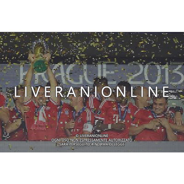 2013.08.30 PRAGA PILKA NOZNA SUPER PUCHAR EUROPY 2013 FOOTBALL UEFA SUPERCUP 2013 FC BAYERN MONACHIUM - FC CHELSEA LONDYN N/Z PUCHAR MEDAL DEKORACJA FRANCK RIBERY PHILIPP LAHM FOTO LUKASZ LASKOWSKI / PRESSFOCUS NEWSPIXPL --- Newspix.pl AG ALDO LIVERANI SAS ONLY ITALY *** Local Caption *** www.newspix.pl mail us: info@newspix.pl call us: 0048 022 23 22 222 --- Polish Picture Agency by Ringier Axel Springer Poland