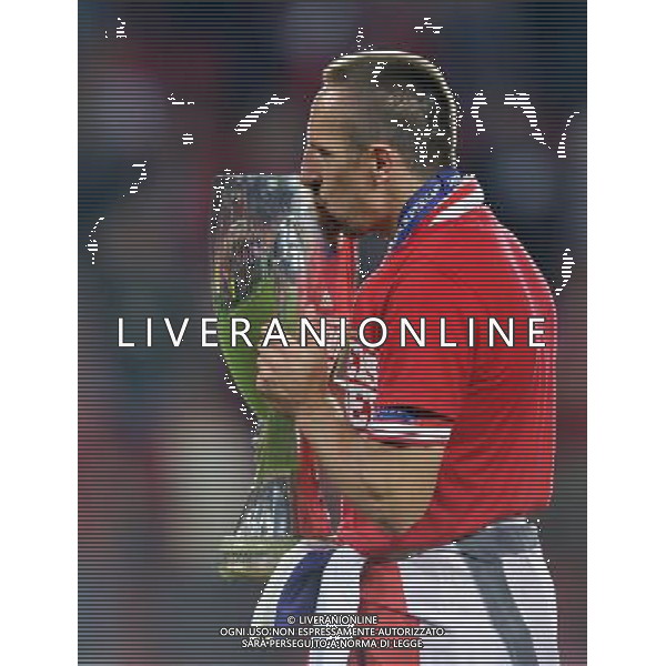 2013.08.30 PRAGA PILKA NOZNA SUPER PUCHAR EUROPY 2013 FOOTBALL UEFA SUPERCUP 2013 FC BAYERN MONACHIUM - FC CHELSEA LONDYN N/Z PUCHAR MEDAL DEKORACJA FRANCK RIBERY FOTO LUKASZ LASKOWSKI / PRESSFOCUS NEWSPIXPL --- Newspix.pl AG ALDO LIVERANI SAS ONLY ITALY *** Local Caption *** www.newspix.pl mail us: info@newspix.pl call us: 0048 022 23 22 222 --- Polish Picture Agency by Ringier Axel Springer Poland