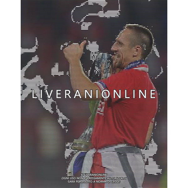 2013.08.30 PRAGA PILKA NOZNA SUPER PUCHAR EUROPY 2013 FOOTBALL UEFA SUPERCUP 2013 FC BAYERN MONACHIUM - FC CHELSEA LONDYN N/Z PUCHAR MEDAL DEKORACJA FRANCK RIBERY FOTO LUKASZ LASKOWSKI / PRESSFOCUS NEWSPIXPL --- Newspix.pl AG ALDO LIVERANI SAS ONLY ITALY *** Local Caption *** www.newspix.pl mail us: info@newspix.pl call us: 0048 022 23 22 222 --- Polish Picture Agency by Ringier Axel Springer Poland