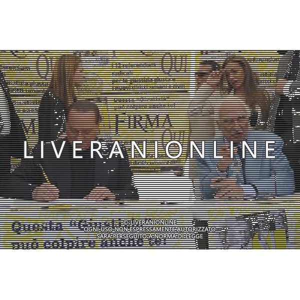 ROMA 31/08/2013 LARGO DI TORRE ARGENTINA SILVIO BERLUSCONI E MARCO PANNELLA FIRMANO IL REFERENDUM SULLA BATTAGLIA DELLA RIFORMA DELLA GIUSTIZIA FOTO FABRIZIO CORRADETTI-AG ALDO LIVERANI