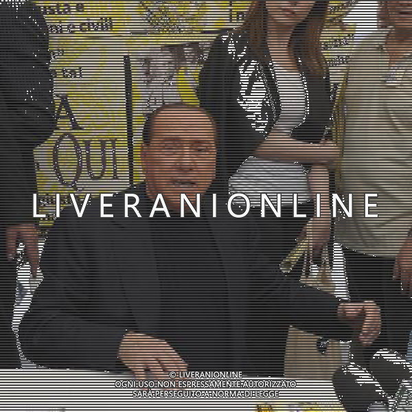 ROMA 31/08/2013 LARGO DI TORRE ARGENTINA SILVIO BERLUSCONI E MARCO PANNELLA FIRMANO IL REFERENDUM SULLA BATTAGLIA DELLA RIFORMA DELLA GIUSTIZIA FOTO FABRIZIO CORRADETTI-AG ALDO LIVERANI