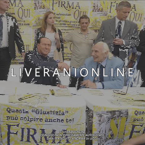 ROMA 31/08/2013 LARGO DI TORRE ARGENTINA SILVIO BERLUSCONI E MARCO PANNELLA FIRMANO IL REFERENDUM SULLA BATTAGLIA DELLA RIFORMA DELLA GIUSTIZIA FOTO FABRIZIO CORRADETTI-AG ALDO LIVERANI