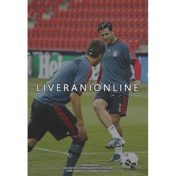 (130830) -- PRAGUE, Aug. 30, 2013 () -- Bayern Munich\'s Claudio Pizarr (R) take part in a training session on the eve of the UEFA Super Cup football match Chelsea FC vs Bayern Munich, on August 29, 2013 at the Eden Stadium, in Prague. (/Zhou Lei) ©photoshot/AGENZIA ALDO LIVERANI SAS - ITALY ONLY - Chelsea vs Bayern Monaco UEFA Supercoppa Europea allo Stadio Eden di Praga 30 agosto 2013