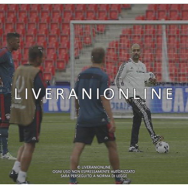 (130830) -- PRAGUE, Aug. 30, 2013 () -- Bayern Munich\'s Spanish head coach Pep Guardiola (R) take part in a training session on the eve of the UEFA Super Cup football match Chelsea FC vs Bayern Munich, on August 29, 2013 at the Eden Stadium, in Prague. (/Zhou Lei) ©photoshot/AGENZIA ALDO LIVERANI SAS - ITALY ONLY - Chelsea vs Bayern Monaco UEFA Supercoppa Europea allo Stadio Eden di Praga 30 agosto 2013