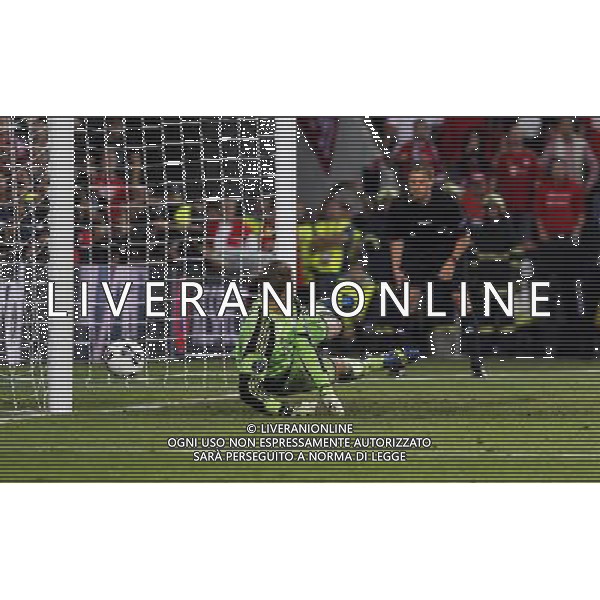 (130830) -- PRAGUE, Aug. 30, 2013 () -- Goalkeeper of Bayern Munich Manuel Neuer jumps to the wrong direction during the penalty shooting of the UEFA Super Cup football match Chelsea FC vs Bayern Munich on August 30, 2013 at the Eden Stadium in Prague. Bayern Munich won the match 7:6. (/Zhou Lei) ©photoshot/AGENZIA ALDO LIVERANI SAS - ITALY ONLY - Chelsea vs Bayern Monaco UEFA Supercoppa Europea allo Stadio Eden di Praga 30 agosto 2013