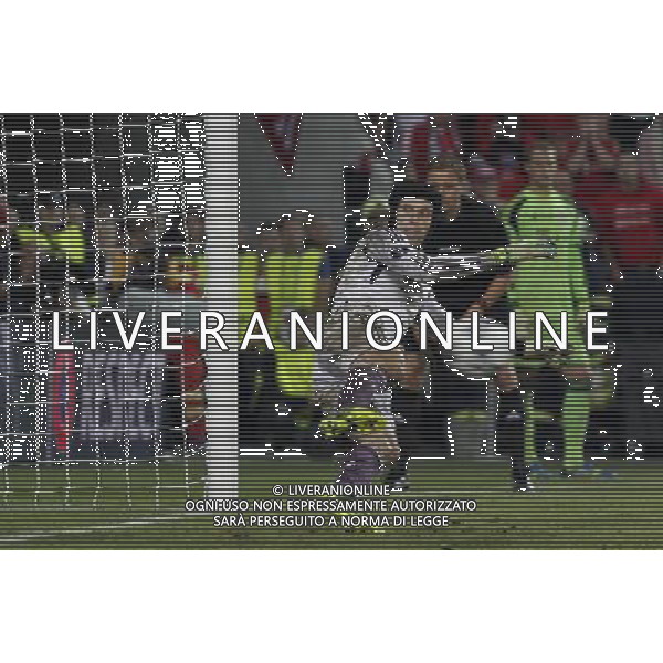 (130830) -- PRAGUE, Aug. 30, 2013 () -- Goalkeeper of Chelsea FC Petr Cech jumps to the wrong direction during the penalty shooting of the UEFA Super Cup football match Chelsea FC vs Bayern Munich on August 30, 2013 at the Eden Stadium in Prague. Bayern Munich won the match 7:6. (/Zhou Lei) ©photoshot/AGENZIA ALDO LIVERANI SAS - ITALY ONLY - Chelsea vs Bayern Monaco UEFA Supercoppa Europea allo Stadio Eden di Praga 30 agosto 2013