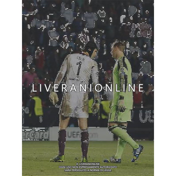(130830) -- PRAGUE, Aug. 30, 2013 () -- Goalkeeper of Bayern Munich Manuel Neuer (R) talks with his counterpart from Chelsea FC Petr Cech during the UEFA Super Cup football match Chelsea FC vs Bayern Munich on August 30, 2013 at the Eden Stadium in Prague. Bayern Munich won the match 7:6. (/Zhou Lei) ©photoshot/AGENZIA ALDO LIVERANI SAS - ITALY ONLY - Chelsea vs Bayern Monaco UEFA Supercoppa Europea allo Stadio Eden di Praga 30 agosto 2013