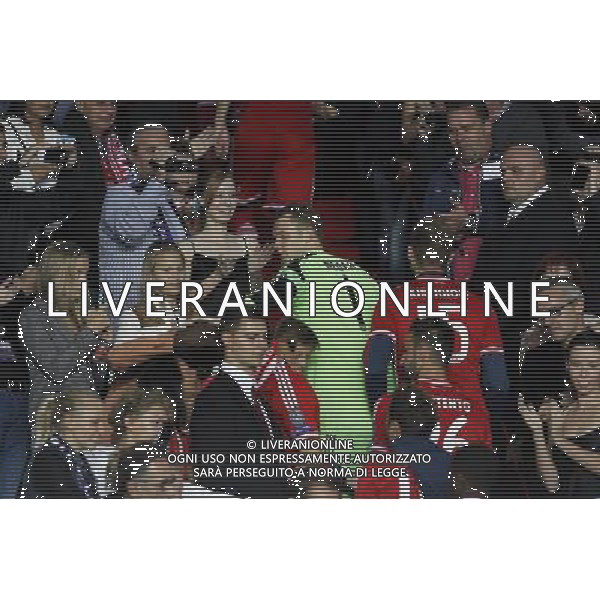 (130830) -- PRAGUE, Aug. 30, 2013 () -- Goalkeeper Manuel Neuer (C) of Bayern Munich goes to receive the gold medal after the UEFA Super Cup football match Chelsea FC vs Bayern Munich on August 30, 2013 at the Eden Stadium in Prague. Bayern Munich won the match 7:6. (/Zhou Lei) ©photoshot/AGENZIA ALDO LIVERANI SAS - ITALY ONLY - Chelsea vs Bayern Monaco UEFA Supercoppa Europea allo Stadio Eden di Praga 30 agosto 2013