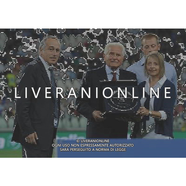 Qualificazioni ai Campionati Mondiali di Calcio Brasile FIFA 2014 Gruppo B Torino - 10.09.2013 Italia-Repubblica Ceca Nella Foto:abete premia la nipote di piola e boniperti /Ph.Vitez-Ag. Aldo Liverani