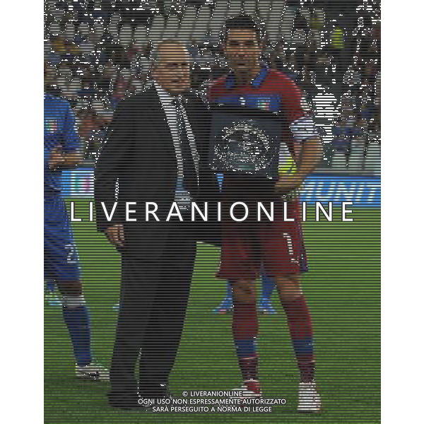 Qualificazioni ai Campionati Mondiali di Calcio Brasile FIFA 2014 Gruppo B Torino - 10.09.2013 Italia-Repubblica Ceca Nella Foto:abete premia buffon /Ph.Vitez-Ag. Aldo Liverani