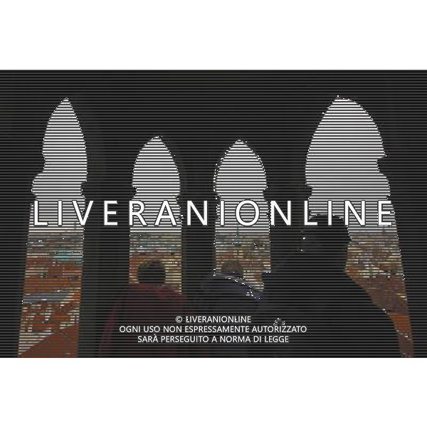 (130912) -- BRUSSELS, Sept. 12, 2013 () -- Travellers enjoy the bird\'s view of the old town on a tower of Prague, capital of Czech Republic, on Sept. 2, 2013. As home to a number of famous cultural attractions, the extensive historic centre of Prague has been included in the UNESCO World Heritage List since 1992. In the course of the 1100 years of its existence, Prague¡¯s development can be documented in the architectural expression of many historical periods and their styles. (/Zhou Lei) ©PHOTOSHOT/AGENZIA ALDO LIVERANI SAS - ITALY ONLY - EDITORIAL USE ONLY - Vedute dei monumenti della citta di Praga, capitale della Repubblica Ceca, inserita nella lista del patrimonio mondiale dell\'UNESCO dal 1992.