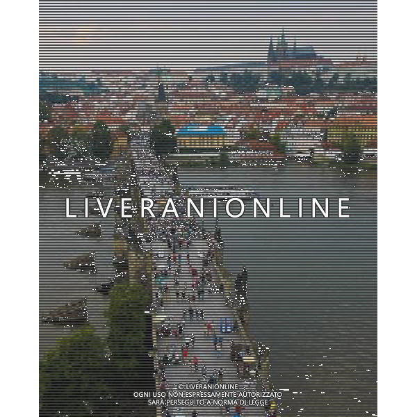 (130912) -- BRUSSELS, Sept. 12, 2013 () -- Travellers tour the Charles Bridge in Prague, capital of Czech Republic, on Aug. 31, 2013. As home to a number of famous cultural attractions, the extensive historic centre of Prague has been included in the UNESCO World Heritage List since 1992. In the course of the 1100 years of its existence, Prague¡¯s development can be documented in the architectural expression of many historical periods and their styles. (/Zhou Lei) ©PHOTOSHOT/AGENZIA ALDO LIVERANI SAS - ITALY ONLY - EDITORIAL USE ONLY - Vedute dei monumenti della citta di Praga, capitale della Repubblica Ceca, inserita nella lista del patrimonio mondiale dell\'UNESCO dal 1992.