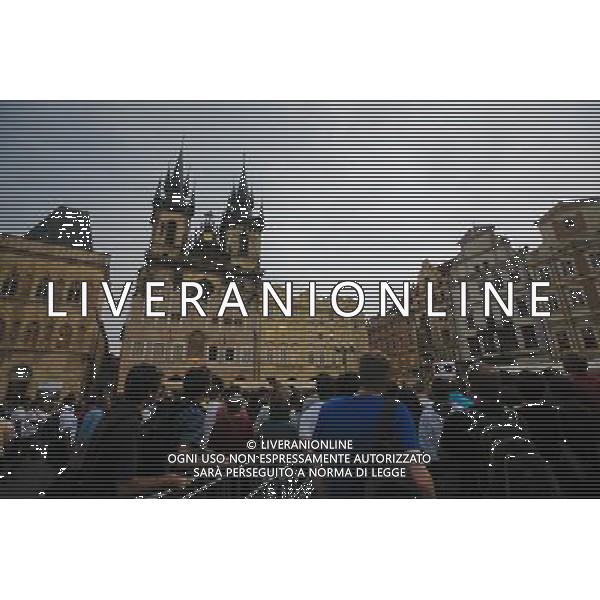 (130912) -- BRUSSELS, Sept. 12, 2013 () -- Travellers tour the Old Town Square before the Tyn Church in Prague, capital of Czech Republic, on Aug. 31, 2013. As home to a number of famous cultural attractions, the extensive historic centre of Prague has been included in the UNESCO World Heritage List since 1992. In the course of the 1100 years of its existence, Prague¡¯s development can be documented in the architectural expression of many historical periods and their styles. (/Zhou Lei) ©PHOTOSHOT/AGENZIA ALDO LIVERANI SAS - ITALY ONLY - EDITORIAL USE ONLY - Vedute dei monumenti della citta di Praga, capitale della Repubblica Ceca, inserita nella lista del patrimonio mondiale dell\'UNESCO dal 1992.