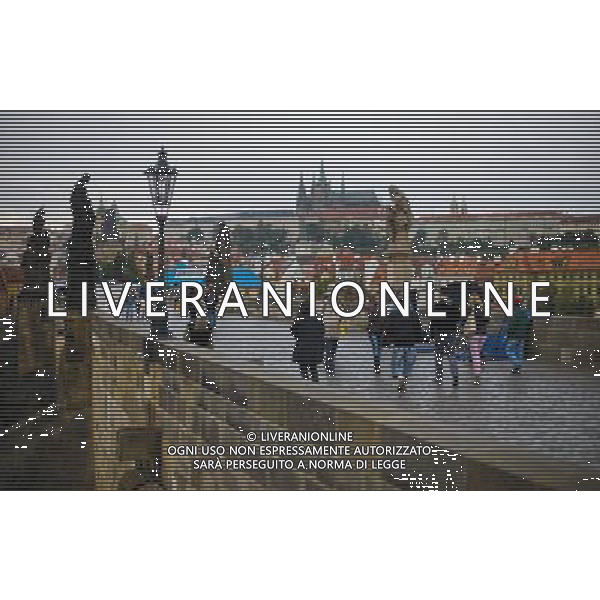 (130912) -- BRUSSELS, Sept. 12, 2013 () -- People walk in rain on the Charles Bridge in Prague, capital of Czech Republic, on Sept. 2, 2013. As home to a number of famous cultural attractions, the extensive historic centre of Prague has been included in the UNESCO World Heritage List since 1992. In the course of the 1100 years of its existence, Prague¡¯s development can be documented in the architectural expression of many historical periods and their styles. (/Zhou Lei) ©PHOTOSHOT/AGENZIA ALDO LIVERANI SAS - ITALY ONLY - EDITORIAL USE ONLY - Vedute dei monumenti della citta di Praga, capitale della Repubblica Ceca, inserita nella lista del patrimonio mondiale dell\'UNESCO dal 1992.