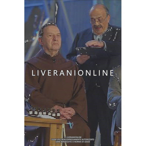Roma 20 / 10 / 2004 Maurizio Costanzo Show Nella foto: Padre Zago e Maurizio Costanzo ph TvPhoto / Agenzia Aldo Liverani 
