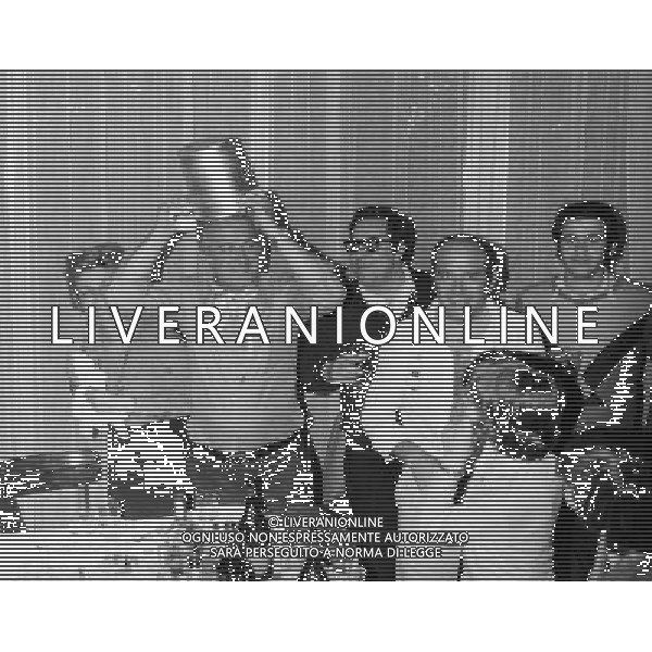 ARCHIVIO GIOVANNI LIVERANI NELLA FOTO TOMMASO MAESTRELLI ALLENATORE LAZIO CON LA FAMIGLIA FESTEGGIA L O SCUDETTO AG ALDO LIVERANI SAS