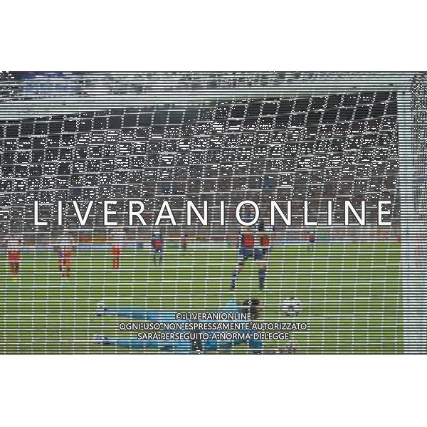 Penalty Zlatan IBRAHIMOVIC / ROBERTO - 17.09.2013 - Olympiacos / Paris Saint Germain - Champions League Photo: Amandine Noel / Icon Sport /AGENZIA ALDO LIVERANI SAS - ITALY ONLY - EDITORIAL USE ONLY