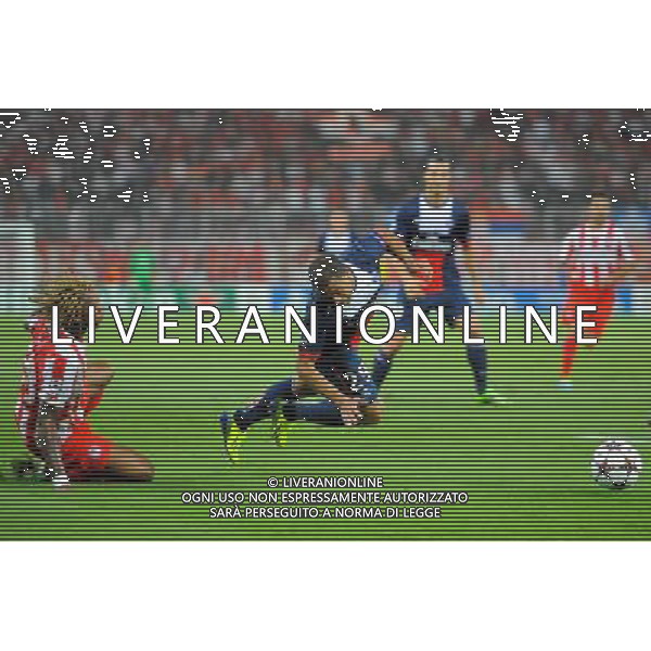 Gaetan BONG / Lucas MOURA - 17.09.2013 - Olympiakos / Paris Saint Germain - Ligue des Champions Photo : Amandine Noel / Icon Sport /AGENZIA ALDO LIVERANI SAS - ITALY ONLY - EDITORIAL USE ONLY