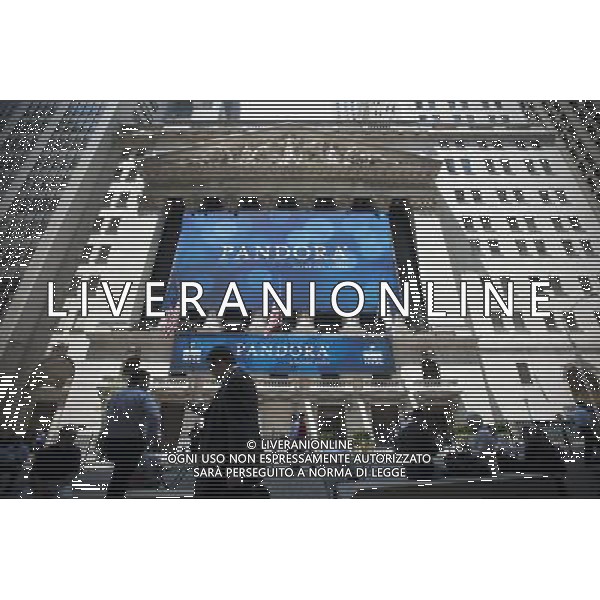 The facade of the New York Stock Exchange is seen on Wednesday, June 15, 2011 decorated in honor of the Pandora IPO. Pandora Media, the largest internet radio company, raised $235 million in today\'s initial public offering, trading under the symbol \'P\'. The company creates personalized internet radio stations for users and was created in 2000 and has yet to turn a profit. ©photoshot/AGENZIA ALDO LIVERANI SAS - ITALY ONLY - EDITORIAL USE ONLY - Societa\' internet radio con il simbolo \'P\' di Pandora Media