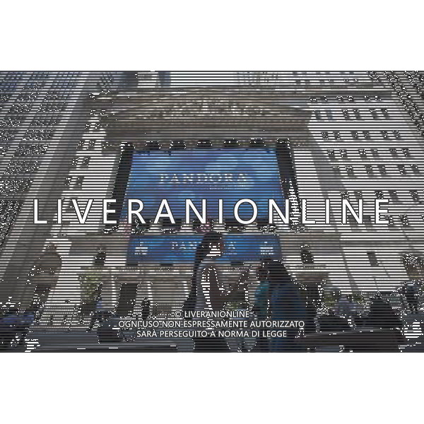 The facade of the New York Stock Exchange is seen on Wednesday, June 15, 2011 decorated in honor of the Pandora IPO. Pandora Media, the largest internet radio company, raised $235 million in today\'s initial public offering, trading under the symbol \'P\'. The company creates personalized internet radio stations for users and was created in 2000 and has yet to turn a profit. ©photoshot/AGENZIA ALDO LIVERANI SAS - ITALY ONLY - EDITORIAL USE ONLY - Societa\' internet radio con il simbolo \'P\' di Pandora Media