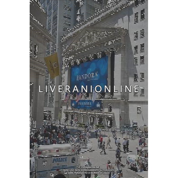 The facade of the New York Stock Exchange is seen on Wednesday, June 15, 2011 decorated in honor of the Pandora IPO. Pandora Media, the largest internet radio company, raised $235 million in today\'s initial public offering, trading under the symbol \'P\'. The company creates personalized internet radio stations for users and was created in 2000 and has yet to turn a profit. ©photoshot/AGENZIA ALDO LIVERANI SAS - ITALY ONLY - EDITORIAL USE ONLY - Societa\' internet radio con il simbolo \'P\' di Pandora Media
