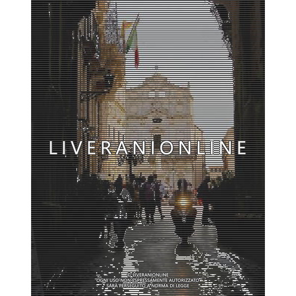 (130920) -- SYRACUSE, Sept. 20, 2013 () -- Travellers and residents are seen near Piazza Duomo (Cathedral Square) in Ortigia, the old town of Syracuse in Sicily, Italy, Sept. 5, 2013. Located in the southeast corner of the island of Sicily, Syracuse is a historic city in Italy. The 2,700-year-old city founded in 734 or 733 BC by Greek settlers from Corinth and Tenea played a key role in ancient times when it was one of the major powers of the Mediterranean world. Once described by Cicero, renowned Roman philosopher and orator, as \'the greatest Greek city and the most beautiful of them all\', the city was listed by UNESCO as a World Heritage Site along with the Necropolis of Pantalica in 2005. (/Zhou Lei) ©PHOTOSHOT/AGENZIA ALDO LIVERANI SAS - ITALY ONLY - EDITORIAL USE ONLY