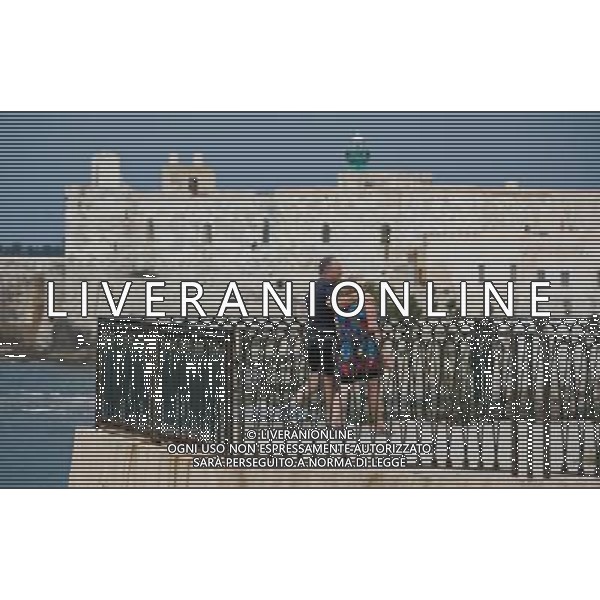 (130920) -- SYRACUSE, Sept. 20, 2013 () -- A couple enjoy the seaview of Ortigia, the old town of Syracuse in Sicily, Italy, Sept. 5, 2013. Located in the southeast corner of the island of Sicily, Syracuse is a historic city in Italy. The 2,700-year-old city founded in 734 or 733 BC by Greek settlers from Corinth and Tenea played a key role in ancient times when it was one of the major powers of the Mediterranean world. Once described by Cicero, renowned Roman philosopher and orator, as \'the greatest Greek city and the most beautiful of them all\', the city was listed by UNESCO as a World Heritage Site along with the Necropolis of Pantalica in 2005. (/Zhou Lei) ©PHOTOSHOT/AGENZIA ALDO LIVERANI SAS - ITALY ONLY - EDITORIAL USE ONLY