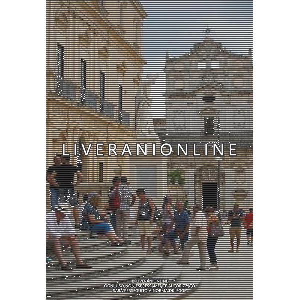 (130920) -- SYRACUSE, Sept. 20, 2013 () -- Travellers tour Piazza Duomo (Cathedral Square) in Ortigia, the old town of Syracuse in Sicily, Italy, Sept. 5, 2013. Located in the southeast corner of the island of Sicily, Syracuse is a historic city in Italy. The 2,700-year-old city founded in 734 or 733 BC by Greek settlers from Corinth and Tenea played a key role in ancient times when it was one of the major powers of the Mediterranean world. Once described by Cicero, renowned Roman philosopher and orator, as \'the greatest Greek city and the most beautiful of them all\', the city was listed by UNESCO as a World Heritage Site along with the Necropolis of Pantalica in 2005. (/Zhou Lei) ©PHOTOSHOT/AGENZIA ALDO LIVERANI SAS - ITALY ONLY - EDITORIAL USE ONLY