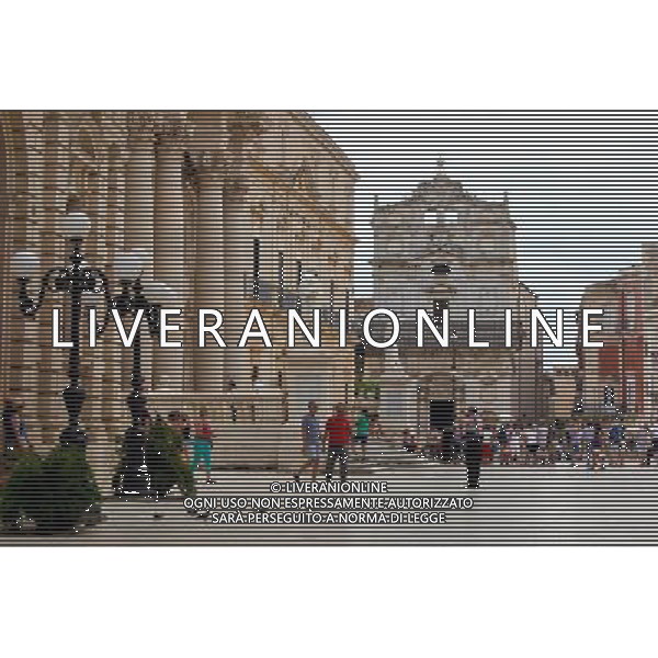 (130920) -- SYRACUSE, Sept. 20, 2013 () -- Travellers tour Piazza Duomo (Cathedral Square) in Ortigia, the old town of Syracuse in Sicily, Italy, Sept. 5, 2013. Located in the southeast corner of the island of Sicily, Syracuse is a historic city in Italy. The 2,700-year-old city founded in 734 or 733 BC by Greek settlers from Corinth and Tenea played a key role in ancient times when it was one of the major powers of the Mediterranean world. Once described by Cicero, renowned Roman philosopher and orator, as \'the greatest Greek city and the most beautiful of them all\', the city was listed by UNESCO as a World Heritage Site along with the Necropolis of Pantalica in 2005. (/Zhou Lei) ©PHOTOSHOT/AGENZIA ALDO LIVERANI SAS - ITALY ONLY - EDITORIAL USE ONLY