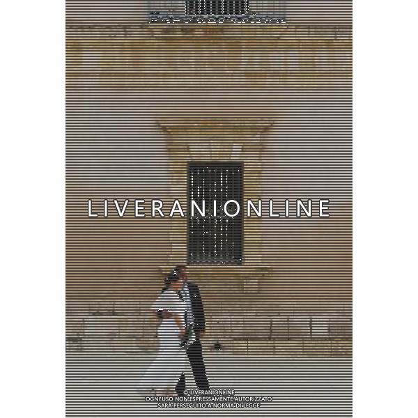 (130920) -- SYRACUSE, Sept. 20, 2013 () -- The newly-wed pose for photos at Piazza Duomo (Cathedral Square) in Ortigia, the old town of Syracuse in Sicily, Italy, Sept. 5, 2013. Located in the southeast corner of the island of Sicily, Syracuse is a historic city in Italy. The 2,700-year-old city founded in 734 or 733 BC by Greek settlers from Corinth and Tenea played a key role in ancient times when it was one of the major powers of the Mediterranean world. Once described by Cicero, renowned Roman philosopher and orator, as \'the greatest Greek city and the most beautiful of them all\', the city was listed by UNESCO as a World Heritage Site along with the Necropolis of Pantalica in 2005. (/Zhou Lei) ©PHOTOSHOT/AGENZIA ALDO LIVERANI SAS - ITALY ONLY - EDITORIAL USE ONLY