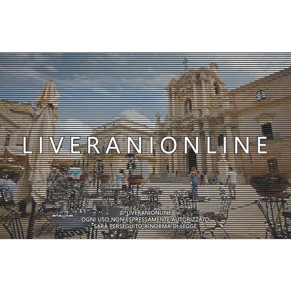 (130920) -- SYRACUSE, Sept. 20, 2013 () -- Travellers tour Piazza Duomo (Cathedral Square) in Ortigia, the old town of Syracuse in Sicily, Italy, Sept. 5, 2013. Located in the southeast corner of the island of Sicily, Syracuse is a historic city in Italy. The 2,700-year-old city founded in 734 or 733 BC by Greek settlers from Corinth and Tenea played a key role in ancient times when it was one of the major powers of the Mediterranean world. Once described by Cicero, renowned Roman philosopher and orator, as \'the greatest Greek city and the most beautiful of them all\', the city was listed by UNESCO as a World Heritage Site along with the Necropolis of Pantalica in 2005. (/Zhou Lei) ©PHOTOSHOT/AGENZIA ALDO LIVERANI SAS - ITALY ONLY - EDITORIAL USE ONLY