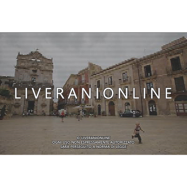 (130920) -- SYRACUSE, Sept. 20, 2013 () -- A boy plays at Piazza Duomo (Cathedral Square) in Ortigia, the old town of Syracuse in Sicily, Italy, Sept. 5, 2013. Located in the southeast corner of the island of Sicily, Syracuse is a historic city in Italy. The 2,700-year-old city founded in 734 or 733 BC by Greek settlers from Corinth and Tenea played a key role in ancient times when it was one of the major powers of the Mediterranean world. Once described by Cicero, renowned Roman philosopher and orator, as \'the greatest Greek city and the most beautiful of them all\', the city was listed by UNESCO as a World Heritage Site along with the Necropolis of Pantalica in 2005. (/Zhou Lei) ©PHOTOSHOT/AGENZIA ALDO LIVERANI SAS - ITALY ONLY - EDITORIAL USE ONLY
