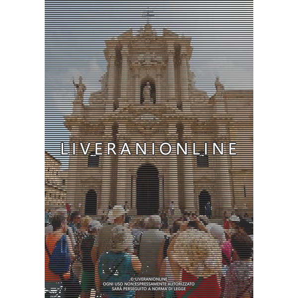 (130920) -- SYRACUSE, Sept. 20, 2013 () -- Travellers tour Piazza Duomo (Cathedral Square) in Ortigia, the old town of Syracuse in Sicily, Italy, Sept. 5, 2013. Located in the southeast corner of the island of Sicily, Syracuse is a historic city in Italy. The 2,700-year-old city founded in 734 or 733 BC by Greek settlers from Corinth and Tenea played a key role in ancient times when it was one of the major powers of the Mediterranean world. Once described by Cicero, renowned Roman philosopher and orator, as \'the greatest Greek city and the most beautiful of them all\', the city was listed by UNESCO as a World Heritage Site along with the Necropolis of Pantalica in 2005. (/Zhou Lei) ©PHOTOSHOT/AGENZIA ALDO LIVERANI SAS - ITALY ONLY - EDITORIAL USE ONLY