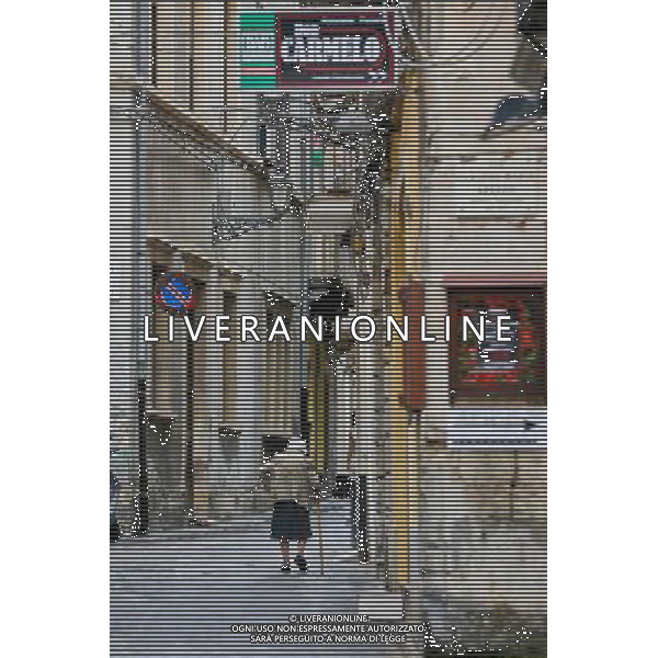 (130920) -- SYRACUSE, Sept. 20, 2013 () -- An old lady walks in a lane in Ortigia, the old town of Syracuse in Sicily, Italy, Sept. 5, 2013. Located in the southeast corner of the island of Sicily, Syracuse is a historic city in Italy. The 2,700-year-old city founded in 734 or 733 BC by Greek settlers from Corinth and Tenea played a key role in ancient times when it was one of the major powers of the Mediterranean world. Once described by Cicero, renowned Roman philosopher and orator, as \'the greatest Greek city and the most beautiful of them all\', the city was listed by UNESCO as a World Heritage Site along with the Necropolis of Pantalica in 2005. (/Zhou Lei) ©PHOTOSHOT/AGENZIA ALDO LIVERANI SAS - ITALY ONLY - EDITORIAL USE ONLY