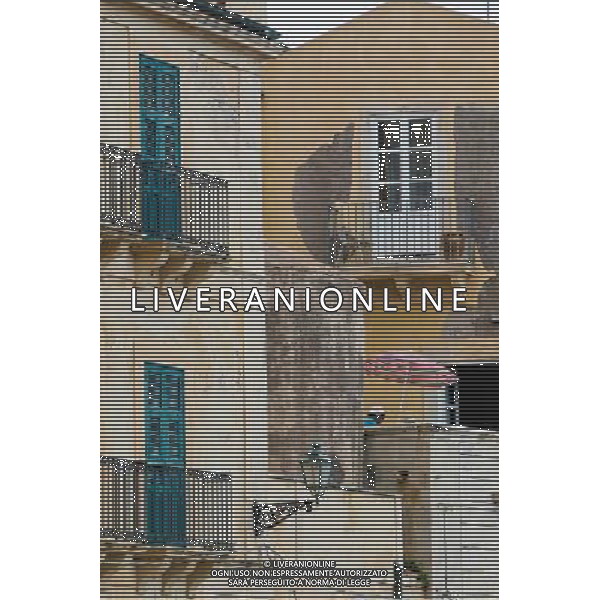 (130920) -- SYRACUSE, Sept. 20, 2013 () -- A man sits at the balcony in Ortigia, the old town of Syracuse in Sicily, Italy, Sept. 5, 2013. Located in the southeast corner of the island of Sicily, Syracuse is a historic city in Italy. The 2,700-year-old city founded in 734 or 733 BC by Greek settlers from Corinth and Tenea played a key role in ancient times when it was one of the major powers of the Mediterranean world. Once described by Cicero, renowned Roman philosopher and orator, as \'the greatest Greek city and the most beautiful of them all\', the city was listed by UNESCO as a World Heritage Site along with the Necropolis of Pantalica in 2005. (/Zhou Lei) ©PHOTOSHOT/AGENZIA ALDO LIVERANI SAS - ITALY ONLY - EDITORIAL USE ONLY