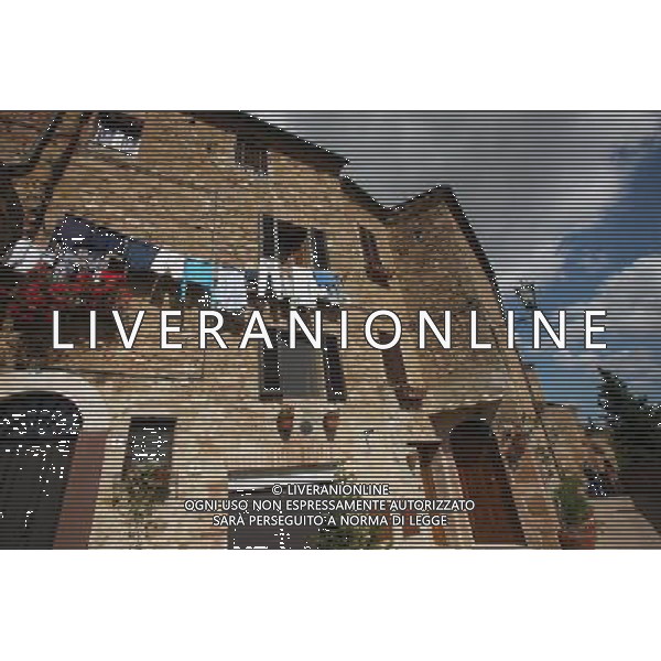 (130926) -- PIENZA (ITALY), Sept. 26, 2013 () -- Tourists walk past local residents\' houses beside the city wall of Pienza, Italy, Sept. 25, 2013. It was in this Tuscan town that Renaissance town-planning concepts were first put into practice after Pope Pius II decided, in 1459, to transform the look of his birthplace. He chose the architect Bernardo Rossellino, who applied the principles of his mentor, Leon Battista Alberti. This new vision of urban space was realized in the superb square known as Piazza Pio II and the buildings around it: the Piccolomini Palace, the Borgia Palace and the cathedral with its pure Renaissance exterior and an interior in the late Gothic style of south German churches. The UNESCO Commitee inscribed the historic enter of the city of Pienza as a world heritage site in 1996. (/Du Juanjuan) (jl) ©photoshot/AGENZIA ALDO LIVERANI SAS - ITALY ONLY - EDITORIAL USE ONLY - VEDUTE DEL CENTRO STORICO DELLA CITTA\' DI PIENZA IN PROVINCIA DI SIENA IN TOSCANA iscritta dal Comitato UNESCO come sito del patrimonio mondiale nel 1996