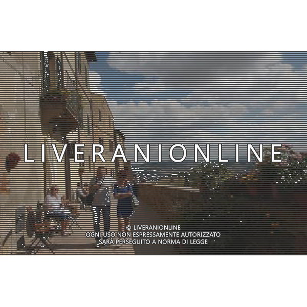 (130926) -- PIENZA (ITALY), Sept. 26, 2013 () -- Tourists walk along the city wall of Pienza, Italy, Sept. 25, 2013. It was in this Tuscan town that Renaissance town-planning concepts were first put into practice after Pope Pius II decided, in 1459, to transform the look of his birthplace. He chose the architect Bernardo Rossellino, who applied the principles of his mentor, Leon Battista Alberti. This new vision of urban space was realized in the superb square known as Piazza Pio II and the buildings around it: the Piccolomini Palace, the Borgia Palace and the cathedral with its pure Renaissance exterior and an interior in the late Gothic style of south German churches. The UNESCO Commitee inscribed the historic enter of the city of Pienza as a world heritage site in 1996. (/Du Juanjuan) (jl) ©photoshot/AGENZIA ALDO LIVERANI SAS - ITALY ONLY - EDITORIAL USE ONLY - VEDUTE DEL CENTRO STORICO DELLA CITTA\' DI PIENZA IN PROVINCIA DI SIENA IN TOSCANA iscritta dal Comitato UNESCO come sito del patrimonio mondiale nel 1996