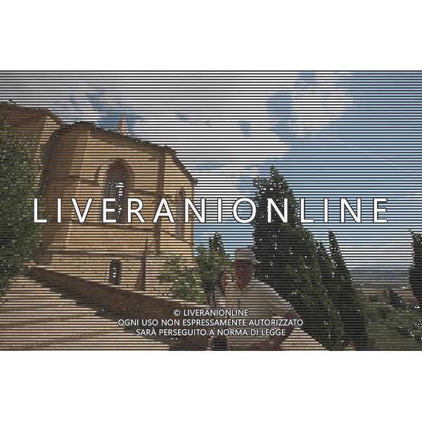 (130926) -- PIENZA (ITALY), Sept. 26, 2013 () -- Two tourists walks along the city wall outside the Cathedral of Santa Maria Assunta in Pienza, Italy, Sept. 25, 2013. It was in this Tuscan town that Renaissance town-planning concepts were first put into practice after Pope Pius II decided, in 1459, to transform the look of his birthplace. He chose the architect Bernardo Rossellino, who applied the principles of his mentor, Leon Battista Alberti. This new vision of urban space was realized in the superb square known as Piazza Pio II and the buildings around it: the Piccolomini Palace, the Borgia Palace and the cathedral with its pure Renaissance exterior and an interior in the late Gothic style of south German churches. The UNESCO Commitee inscribed the historic enter of the city of Pienza as a world heritage site in 1996. (/Du Juanjuan) () ©photoshot/AGENZIA ALDO LIVERANI SAS - ITALY ONLY - EDITORIAL USE ONLY - VEDUTE DEL CENTRO STORICO DELLA CITTA\' DI PIENZA IN PROVINCIA DI SIENA IN TOSCANA iscritta dal Comitato UNESCO come sito del patrimonio mondiale nel 1996