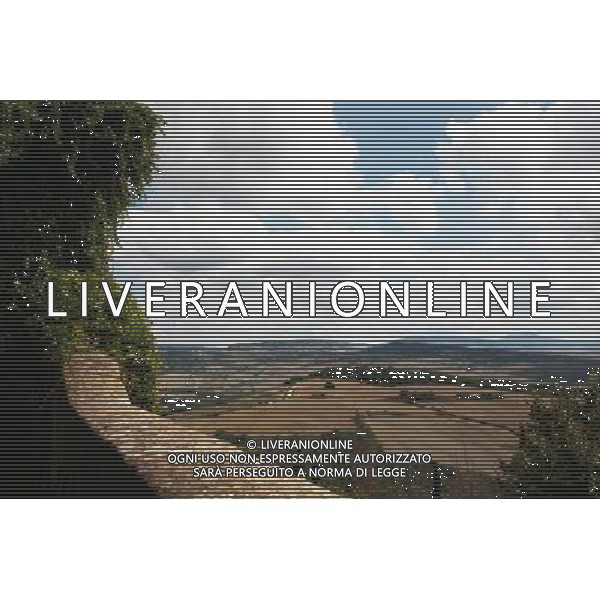 (130926) -- PIENZA (ITALY), Sept. 26, 2013 () -- The Tuscan fields are seen outside the city wall of Pienza, Italy, Sept. 25, 2013. It was in this Tuscan town that Renaissance town-planning concepts were first put into practice after Pope Pius II decided, in 1459, to transform the look of his birthplace. He chose the architect Bernardo Rossellino, who applied the principles of his mentor, Leon Battista Alberti. This new vision of urban space was realized in the superb square known as Piazza Pio II and the buildings around it: the Piccolomini Palace, the Borgia Palace and the cathedral with its pure Renaissance exterior and an interior in the late Gothic style of south German churches. The UNESCO Commitee inscribed the historic enter of the city of Pienza as a world heritage site in 1996. (/Du Juanjuan) (jl) ©photoshot/AGENZIA ALDO LIVERANI SAS - ITALY ONLY - EDITORIAL USE ONLY - VEDUTE DEL CENTRO STORICO DELLA CITTA\' DI PIENZA IN PROVINCIA DI SIENA IN TOSCANA iscritta dal Comitato UNESCO come sito del patrimonio mondiale nel 1996