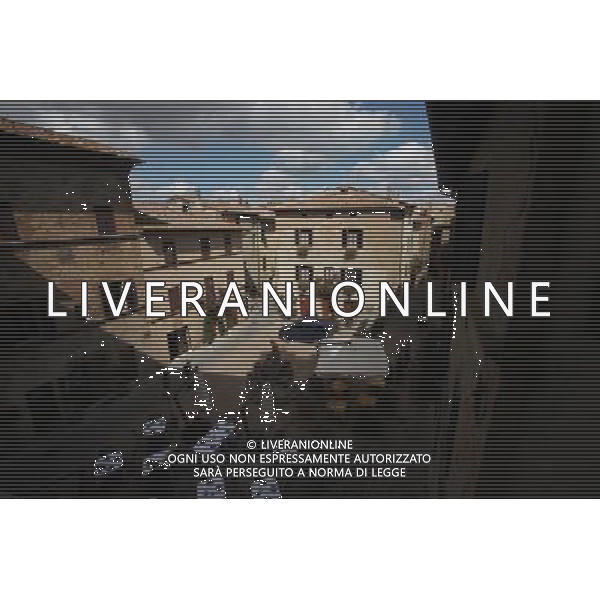 (130926) -- PIENZA (ITALY), Sept. 26, 2013 () -- The historic center of Pienza is seen in Italy, Sept. 25, 2013. It was in this Tuscan town that Renaissance town-planning concepts were first put into practice after Pope Pius II decided, in 1459, to transform the look of his birthplace. He chose the architect Bernardo Rossellino, who applied the principles of his mentor, Leon Battista Alberti. This new vision of urban space was realized in the superb square known as Piazza Pio II and the buildings around it: the Piccolomini Palace, the Borgia Palace and the cathedral with its pure Renaissance exterior and an interior in the late Gothic style of south German churches. The UNESCO Commitee inscribed the historic enter of the city of Pienza as a world heritage site in 1996. (/Du Juanjuan) (jl) ©photoshot/AGENZIA ALDO LIVERANI SAS - ITALY ONLY - EDITORIAL USE ONLY - VEDUTE DEL CENTRO STORICO DELLA CITTA\' DI PIENZA IN PROVINCIA DI SIENA IN TOSCANA iscritta dal Comitato UNESCO come sito del patrimonio mondiale nel 1996