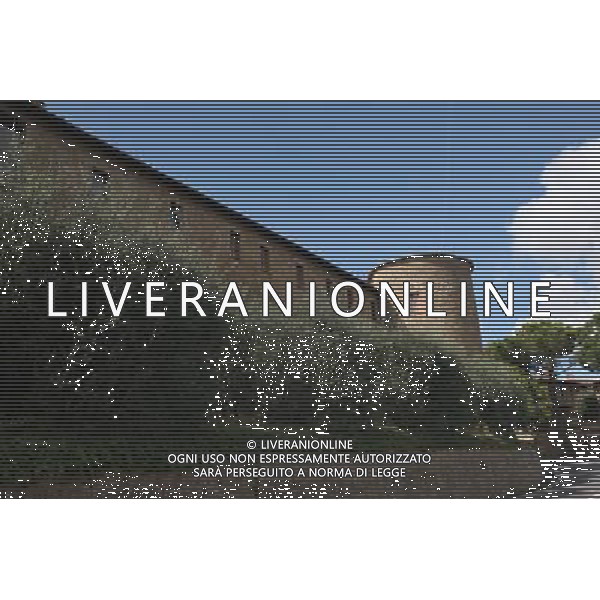 (130926) -- PIENZA (ITALY), Sept. 26, 2013 () -- Photo taken on Sept. 25, 2013 shows the city wall of Pienza, Italy. It was in this Tuscan town that Renaissance town-planning concepts were first put into practice after Pope Pius II decided, in 1459, to transform the look of his birthplace. He chose the architect Bernardo Rossellino, who applied the principles of his mentor, Leon Battista Alberti. This new vision of urban space was realized in the superb square known as Piazza Pio II and the buildings around it: the Piccolomini Palace, the Borgia Palace and the cathedral with its pure Renaissance exterior and an interior in the late Gothic style of south German churches. The UNESCO Commitee inscribed the historic enter of the city of Pienza as a world heritage site in 1996. (/Du Juanjuan) (jl) ©photoshot/AGENZIA ALDO LIVERANI SAS - ITALY ONLY - EDITORIAL USE ONLY - VEDUTE DEL CENTRO STORICO DELLA CITTA\' DI PIENZA IN PROVINCIA DI SIENA IN TOSCANA iscritta dal Comitato UNESCO come sito del patrimonio mondiale nel 1996