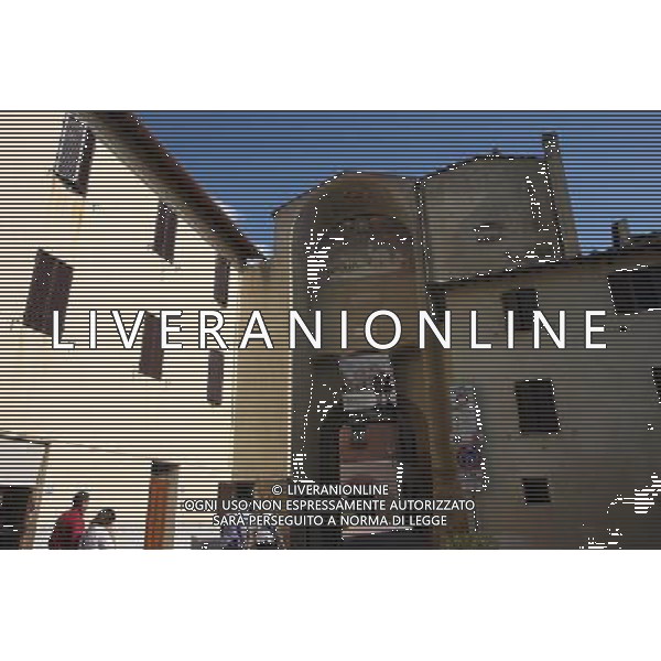 (130926) -- PIENZA (ITALY), Sept. 26, 2013 () -- Tourists enter the historic center of the city of Pienza, Italy, Sept. 25, 2013. It was in this Tuscan town that Renaissance town-planning concepts were first put into practice after Pope Pius II decided, in 1459, to transform the look of his birthplace. He chose the architect Bernardo Rossellino, who applied the principles of his mentor, Leon Battista Alberti. This new vision of urban space was realized in the superb square known as Piazza Pio II and the buildings around it: the Piccolomini Palace, the Borgia Palace and the cathedral with its pure Renaissance exterior and an interior in the late Gothic style of south German churches. The UNESCO Commitee inscribed the historic enter of the city of Pienza as a world heritage site in 1996. (/Du Juanjuan) (jl) ©photoshot/AGENZIA ALDO LIVERANI SAS - ITALY ONLY - EDITORIAL USE ONLY - VEDUTE DEL CENTRO STORICO DELLA CITTA\' DI PIENZA IN PROVINCIA DI SIENA IN TOSCANA iscritta dal Comitato UNESCO come sito del patrimonio mondiale nel 1996