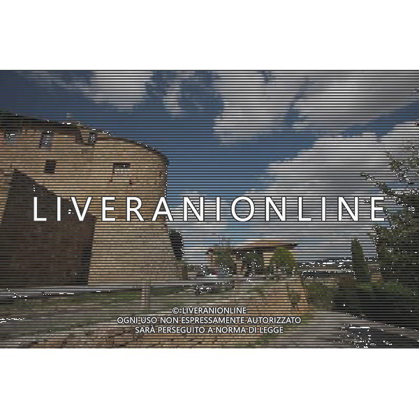 (130926) -- PIENZA (ITALY), Sept. 26, 2013 () -- Photo taken on Sept. 25, 2013 shows the city wall and the path leading to the fields outside of the city Pienza, Italy. It was in this Tuscan town that Renaissance town-planning concepts were first put into practice after Pope Pius II decided, in 1459, to transform the look of his birthplace. He chose the architect Bernardo Rossellino, who applied the principles of his mentor, Leon Battista Alberti. This new vision of urban space was realized in the superb square known as Piazza Pio II and the buildings around it: the Piccolomini Palace, the Borgia Palace and the cathedral with its pure Renaissance exterior and an interior in the late Gothic style of south German churches. The UNESCO Commitee inscribed the historic enter of the city of Pienza as a world heritage site in 1996. (/Du Juanjuan) (jl) ©photoshot/AGENZIA ALDO LIVERANI SAS - ITALY ONLY - EDITORIAL USE ONLY - VEDUTE DEL CENTRO STORICO DELLA CITTA\' DI PIENZA IN PROVINCIA DI SIENA IN TOSCANA iscritta dal Comitato UNESCO come sito del patrimonio mondiale nel 1996