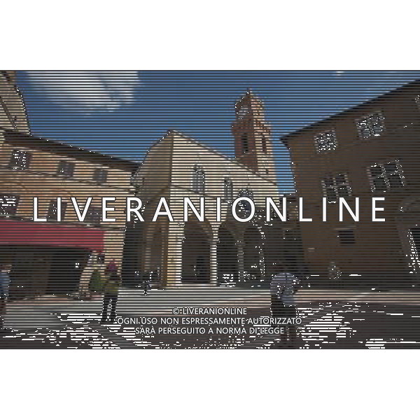 (130926) -- PIENZA (ITALY), Sept. 26, 2013 () -- The Town Hall (C) and the Borgia palace (R) are seen on the Pio II square in Pienza, Italy, Sept. 25, 2013. It was in this Tuscan town that Renaissance town-planning concepts were first put into practice after Pope Pius II decided, in 1459, to transform the look of his birthplace. He chose the architect Bernardo Rossellino, who applied the principles of his mentor, Leon Battista Alberti. This new vision of urban space was realized in the superb square known as Piazza Pio II and the buildings around it: the Piccolomini Palace, the Borgia Palace and the cathedral with its pure Renaissance exterior and an interior in the late Gothic style of south German churches. The UNESCO Commitee inscribed the historic enter of the city of Pienza as a world heritage site in 1996. (/Du Juanjuan) (jl) ©photoshot/AGENZIA ALDO LIVERANI SAS - ITALY ONLY - EDITORIAL USE ONLY - VEDUTE DEL CENTRO STORICO DELLA CITTA\' DI PIENZA IN PROVINCIA DI SIENA IN TOSCANA iscritta dal Comitato UNESCO come sito del patrimonio mondiale nel 1996