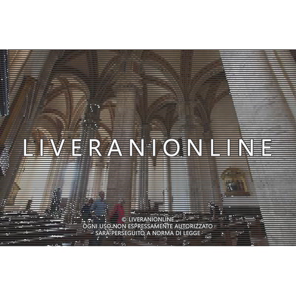 (130926) -- PIENZA (ITALY), Sept. 26, 2013 () -- Tourists visit the Cathedral of Santa Maria Assunta in Pienza, Italy, Sept. 25, 2013. It was in this Tuscan town that Renaissance town-planning concepts were first put into practice after Pope Pius II decided, in 1459, to transform the look of his birthplace. He chose the architect Bernardo Rossellino, who applied the principles of his mentor, Leon Battista Alberti. This new vision of urban space was realized in the superb square known as Piazza Pio II and the buildings around it: the Piccolomini Palace, the Borgia Palace and the cathedral with its pure Renaissance exterior and an interior in the late Gothic style of south German churches. The UNESCO Commitee inscribed the historic enter of the city of Pienza as a world heritage site in 1996. (/Du Juanjuan) (jl) ©photoshot/AGENZIA ALDO LIVERANI SAS - ITALY ONLY - EDITORIAL USE ONLY - VEDUTE DEL CENTRO STORICO DELLA CITTA\' DI PIENZA IN PROVINCIA DI SIENA IN TOSCANA iscritta dal Comitato UNESCO come sito del patrimonio mondiale nel 1996