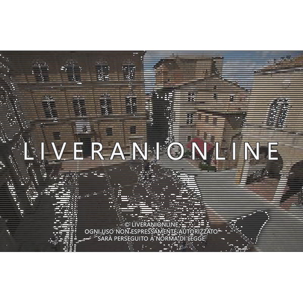 (130926) -- PIENZA (ITALY), Sept. 26, 2013 () -- The Cathedral of Santa Maria Assunta (L), the Piccolomini Palace (C) and the Town Hall (R) are seen on the Pio II square in Pienza, Italy, Sept. 25, 2013. It was in this Tuscan town that Renaissance town-planning concepts were first put into practice after Pope Pius II decided, in 1459, to transform the look of his birthplace. He chose the architect Bernardo Rossellino, who applied the principles of his mentor, Leon Battista Alberti. This new vision of urban space was realized in the superb square known as Piazza Pio II and the buildings around it: the Piccolomini Palace, the Borgia Palace and the cathedral with its pure Renaissance exterior and an interior in the late Gothic style of south German churches. The UNESCO Commitee inscribed the historic enter of the city of Pienza as a world heritage site in 1996. (/Du Juanjuan) (jl) ©photoshot/AGENZIA ALDO LIVERANI SAS - ITALY ONLY - EDITORIAL USE ONLY - VEDUTE DEL CENTRO STORICO DELLA CITTA\' DI PIENZA IN PROVINCIA DI SIENA IN TOSCANA iscritta dal Comitato UNESCO come sito del patrimonio mondiale nel 1996