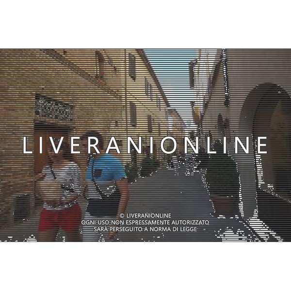 (130926) -- PIENZA (ITALY), Sept. 26, 2013 () --Tourists walk in the streets in the historic center of Pienza, Italy, Sept. 25, 2013. It was in this Tuscan town that Renaissance town-planning concepts were first put into practice after Pope Pius II decided, in 1459, to transform the look of his birthplace. He chose the architect Bernardo Rossellino, who applied the principles of his mentor, Leon Battista Alberti. This new vision of urban space was realized in the superb square known as Piazza Pio II and the buildings around it: the Piccolomini Palace, the Borgia Palace and the cathedral with its pure Renaissance exterior and an interior in the late Gothic style of south German churches. The UNESCO Commitee inscribed the historic enter of the city of Pienza as a world heritage site in 1996. (/Du Juanjuan) (jl) ©photoshot/AGENZIA ALDO LIVERANI SAS - ITALY ONLY - EDITORIAL USE ONLY - VEDUTE DEL CENTRO STORICO DELLA CITTA\' DI PIENZA IN PROVINCIA DI SIENA IN TOSCANA iscritta dal Comitato UNESCO come sito del patrimonio mondiale nel 1996