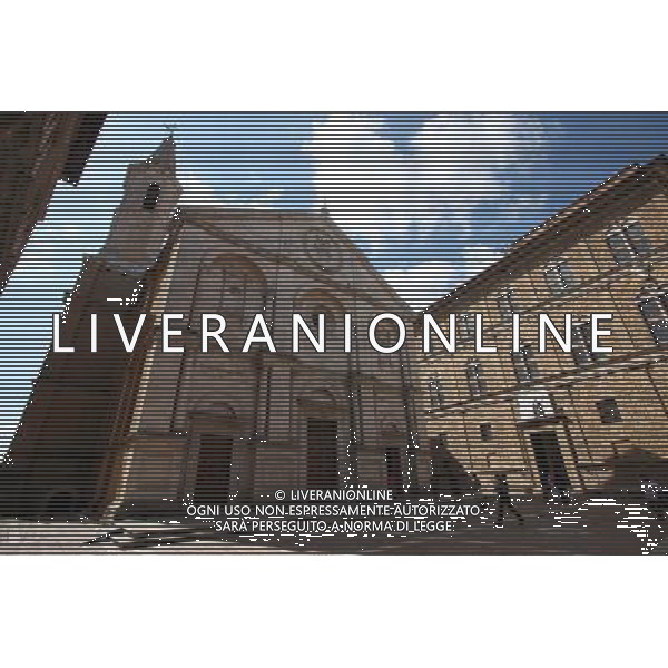 (130926) -- PIENZA (ITALY), Sept. 26, 2013 () -- The Cathedral of Santa Maria Assunta and the Piccolomini Palace are seen on the Pio II square in Pienza, Italy, Sept. 25, 2013. It was in this Tuscan town that Renaissance town-planning concepts were first put into practice after Pope Pius II decided, in 1459, to transform the look of his birthplace. He chose the architect Bernardo Rossellino, who applied the principles of his mentor, Leon Battista Alberti. This new vision of urban space was realized in the superb square known as Piazza Pio II and the buildings around it: the Piccolomini Palace, the Borgia Palace and the cathedral with its pure Renaissance exterior and an interior in the late Gothic style of south German churches. The UNESCO Commitee inscribed the historic enter of the city of Pienza as a world heritage site in 1996. (/Du Juanjuan) (jll) ©photoshot/AGENZIA ALDO LIVERANI SAS - ITALY ONLY - EDITORIAL USE ONLY - VEDUTE DEL CENTRO STORICO DELLA CITTA\' DI PIENZA IN PROVINCIA DI SIENA IN TOSCANA iscritta dal Comitato UNESCO come sito del patrimonio mondiale nel 1996